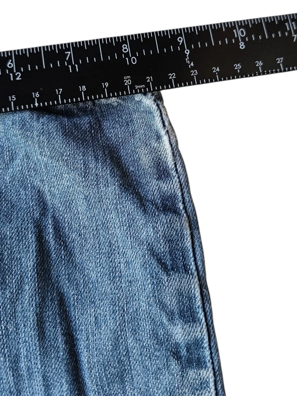 Vintage-style Levi’s 559 Relaxed Straight jeans in a perfectly worn medium wash - Picture 7 of 8